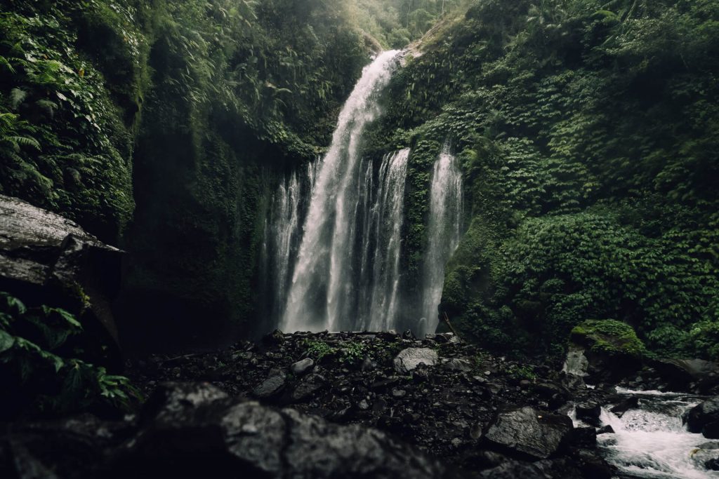 Reisekamera Test Bild Olympus E-M5 Mark III – großer Wasserfall umgeben von grüner Natur