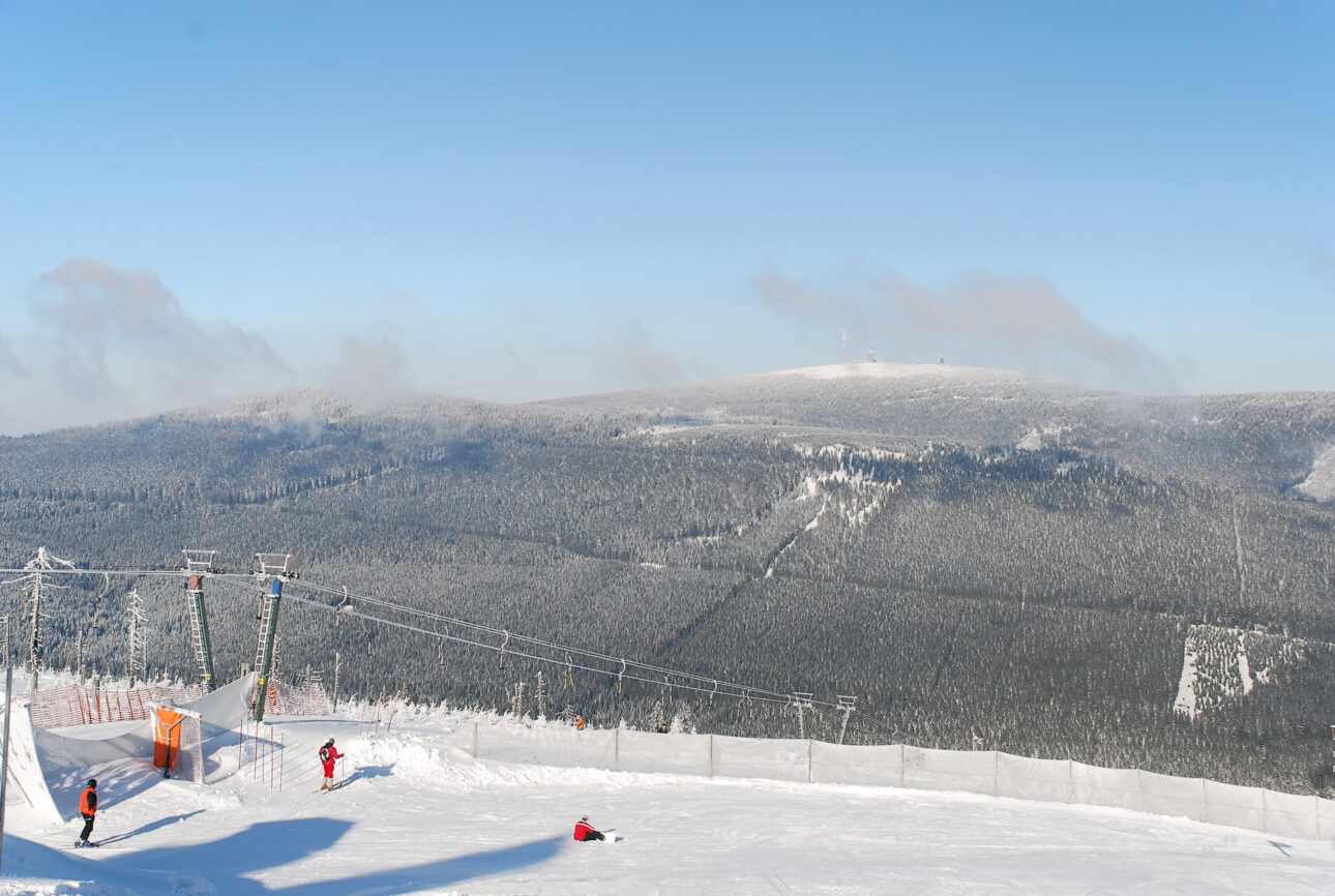 Blick auf den Brocken vom Wurmberg aus, Skilift im Vordergrund - nachhaltige Skigebiete